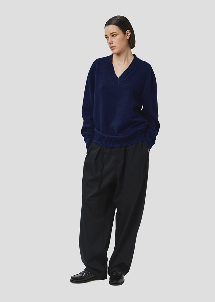 SEVEN GAUGE: LAMBSWOOL V-NECK SWEATER BLUE