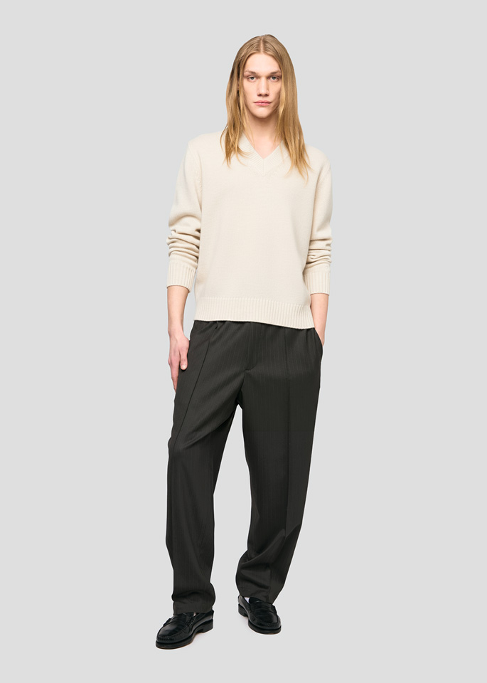 SEVEN GAUGE: LAMBSWOOL V-NECK SWEATER CREAM