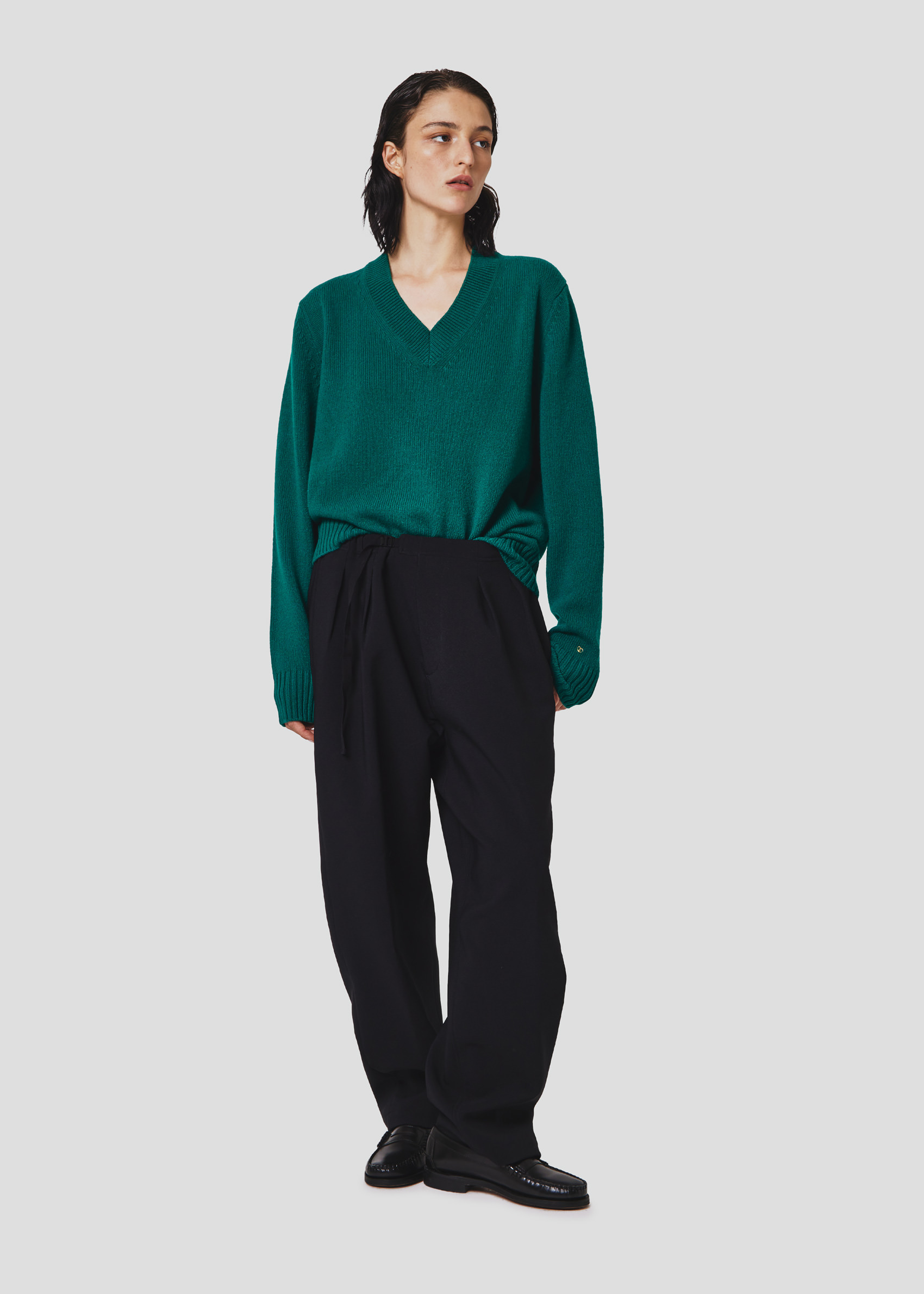 SEVEN GAUGE: MAGLIA SCOLLO A V IN LANA VERDE