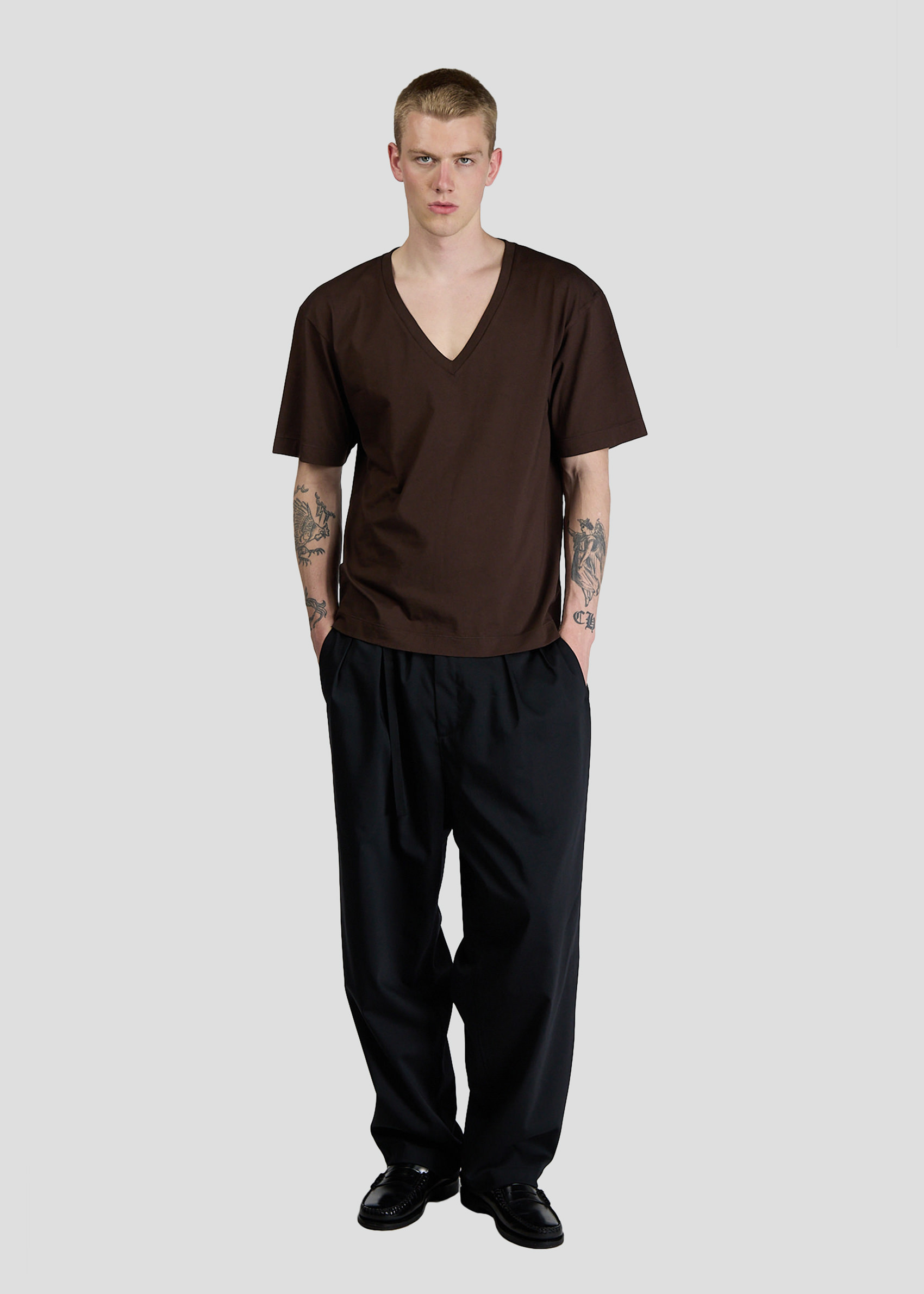 SEVEN GAUGE: T-SHIRT SCOLLO A V MANICA CORTA MARRONE