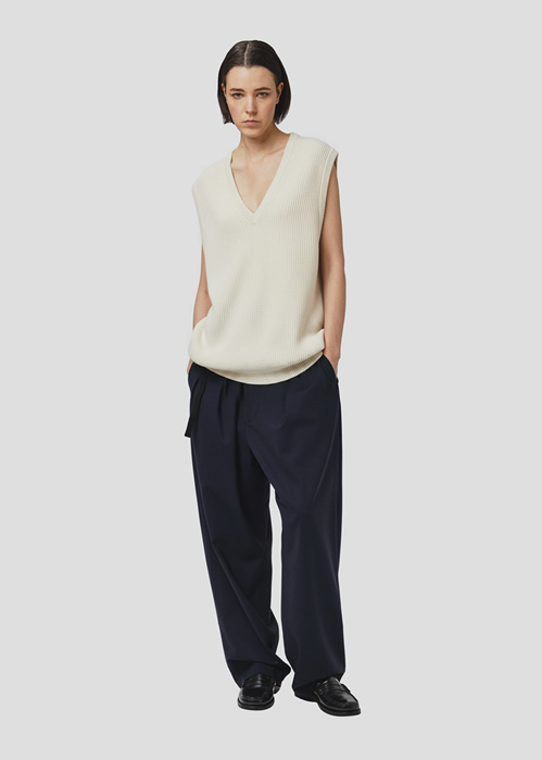 SEVEN GAUGE: CREAM WOOL ENGLISH-RIB VEST
