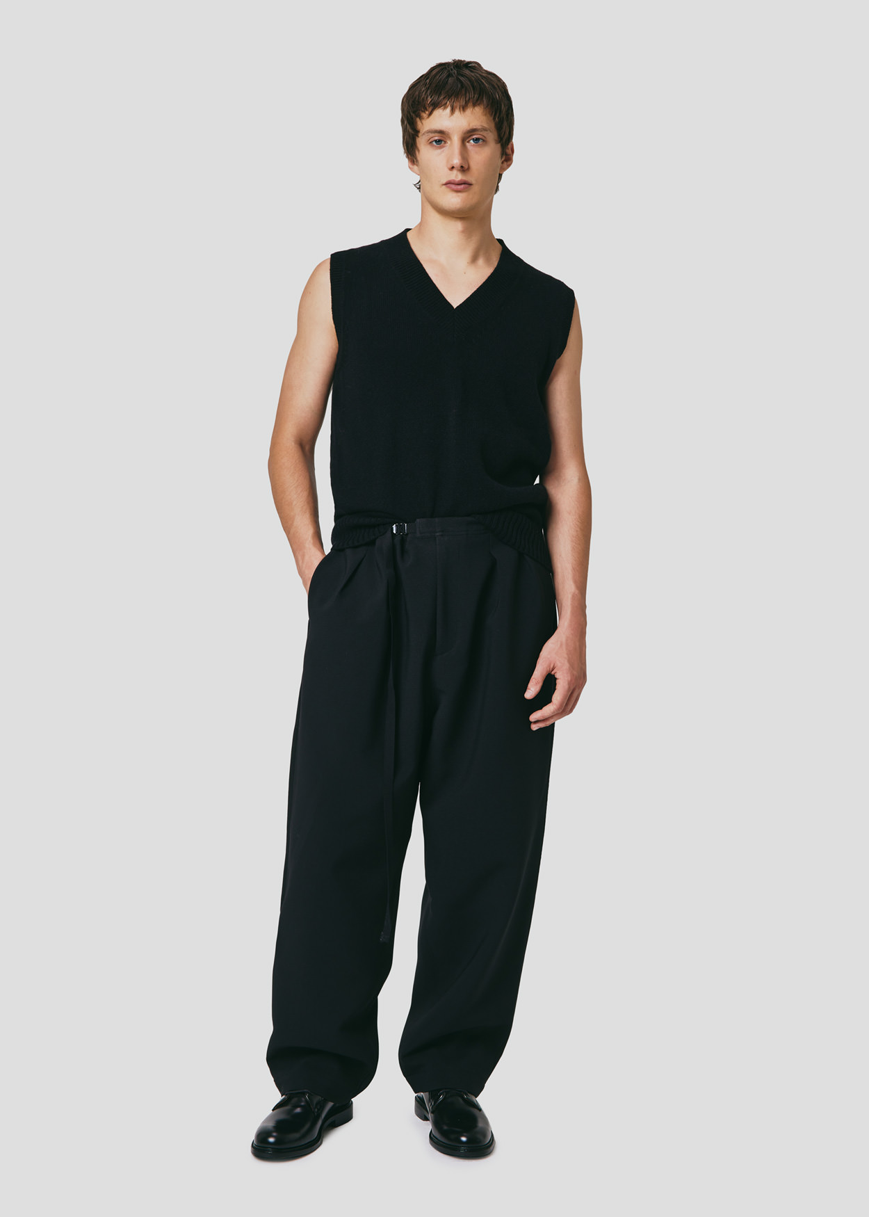 SEVEN GAUGE: VEST SWEATER BLACK