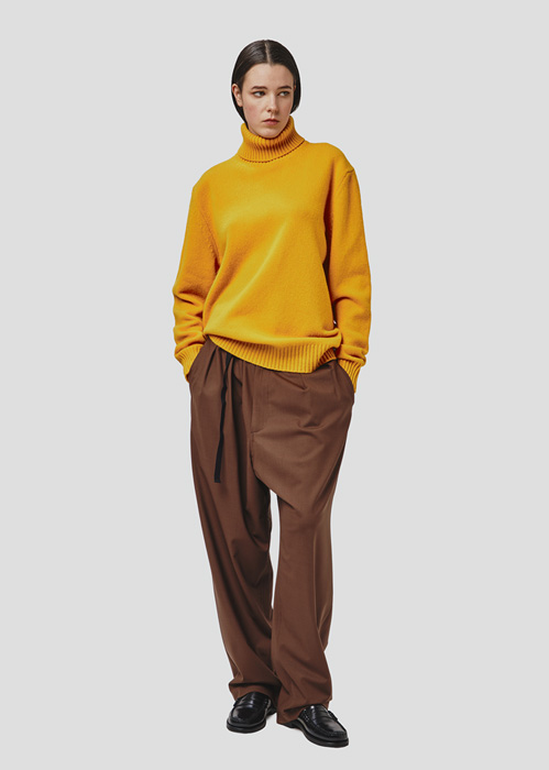 SEVEN GAUGE: TURTLE NECK SWEATER YELLOW