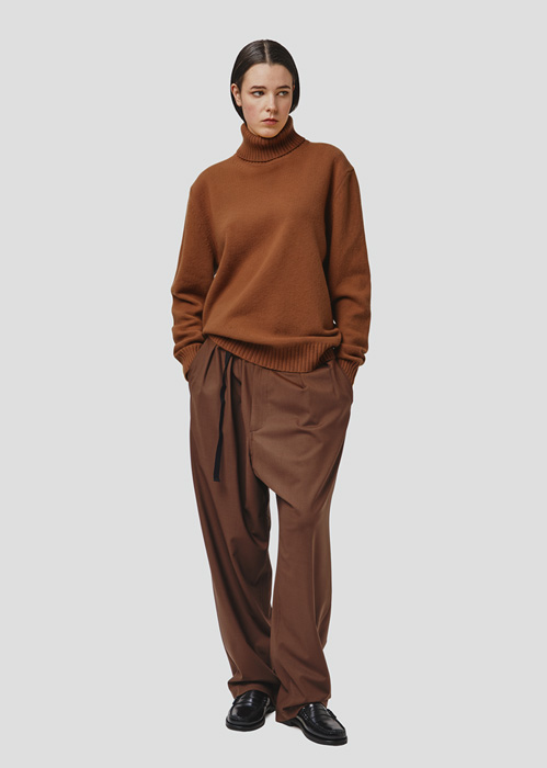 SEVEN GAUGE: LAMBSWOOL HIGH NECK SWEATER HAZELNUT
