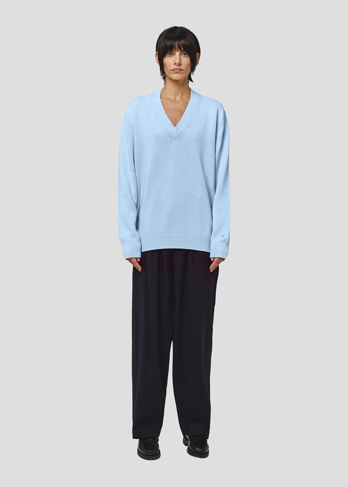 SEVEN GAUGE: COTTON V NECK SWEATER LIGHT BLUE