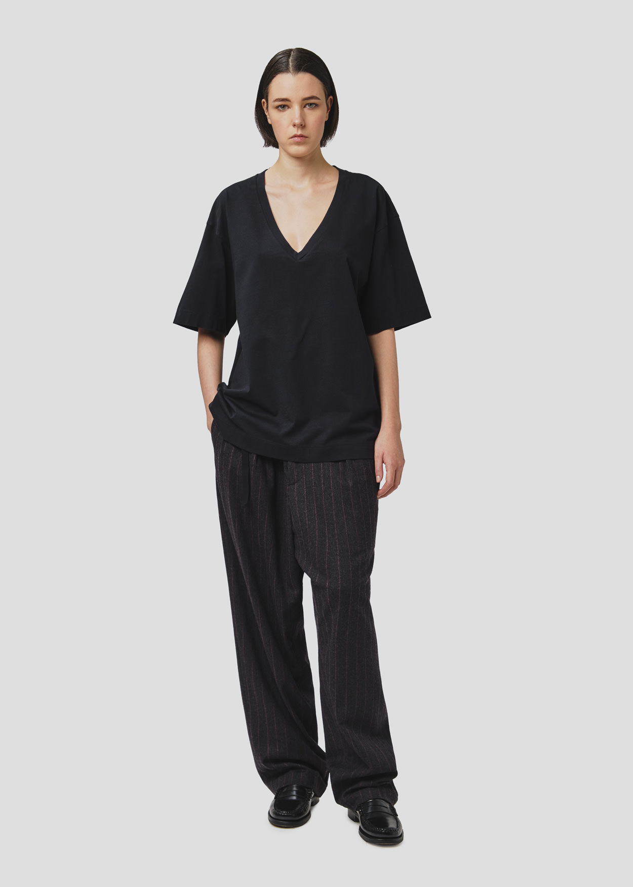 SEVEN GAUGE: T-SHIRT SCOLLO A V MANICA CORTA NERO