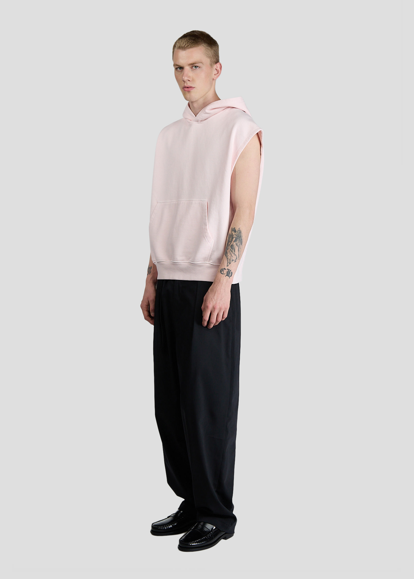 SEVEN GAUGE: SWEATSHIRT HOODED SLEEVELESS LIGHT PINK