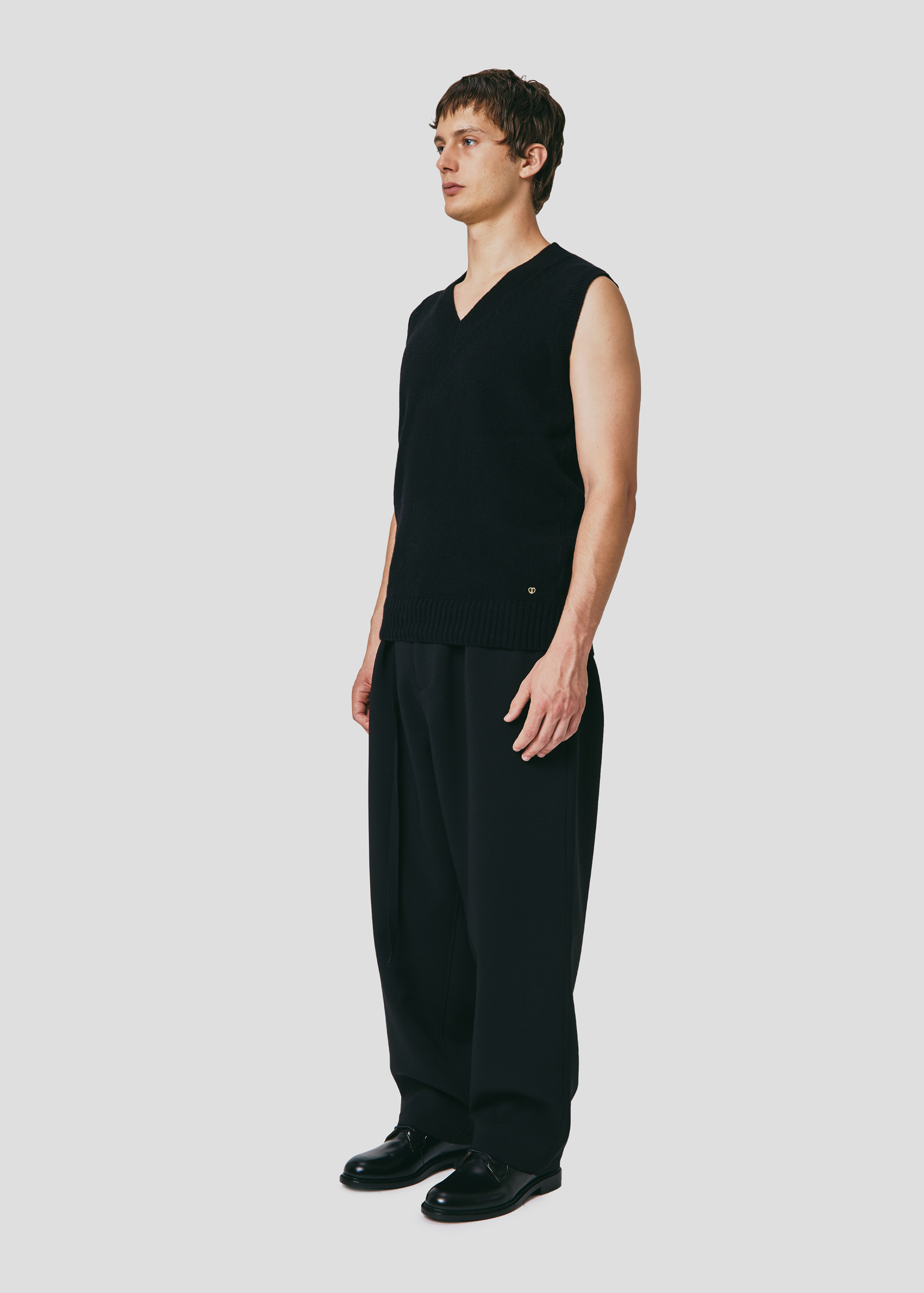 SEVEN GAUGE: PULLOVER SENZA MANICHE NERO