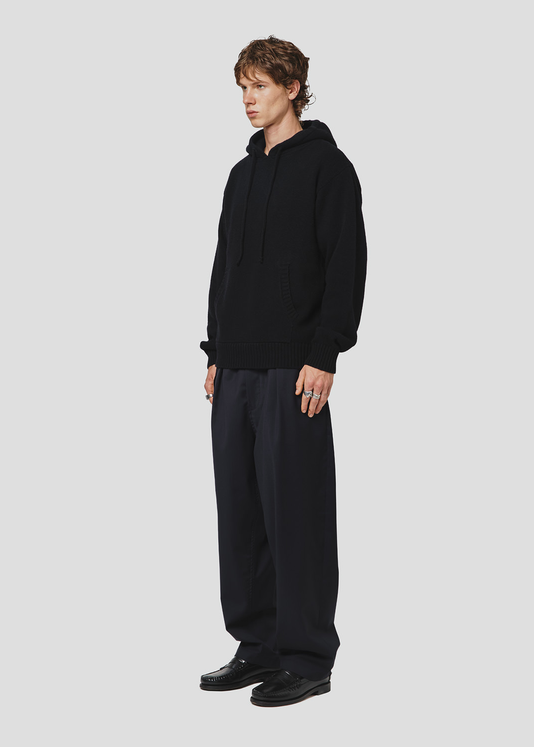 SEVEN GAUGE: MAGLIA CON CAPPUCCIO IN LANA NERO
