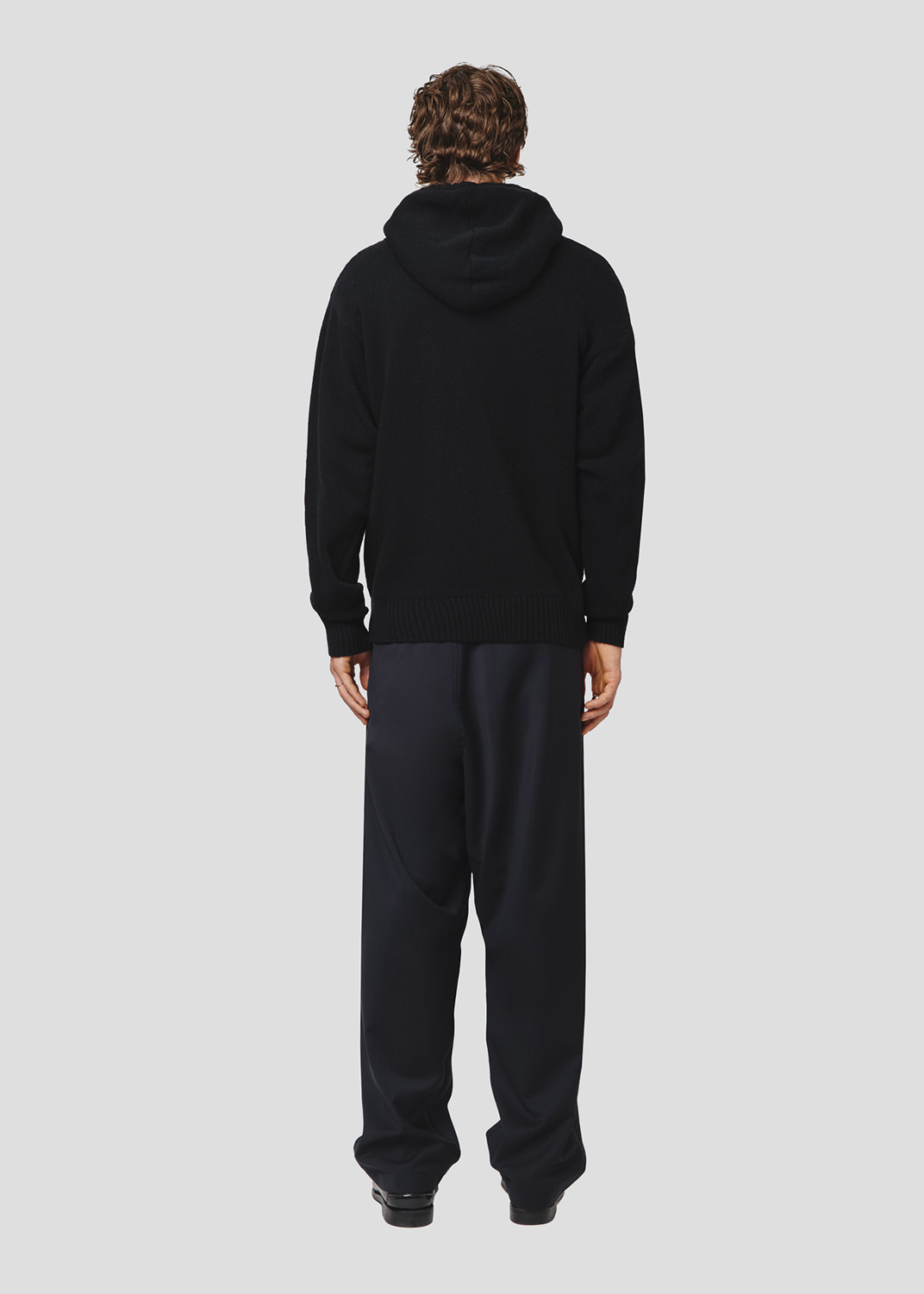 SEVEN GAUGE: MAGLIA CON CAPPUCCIO IN LANA NERO