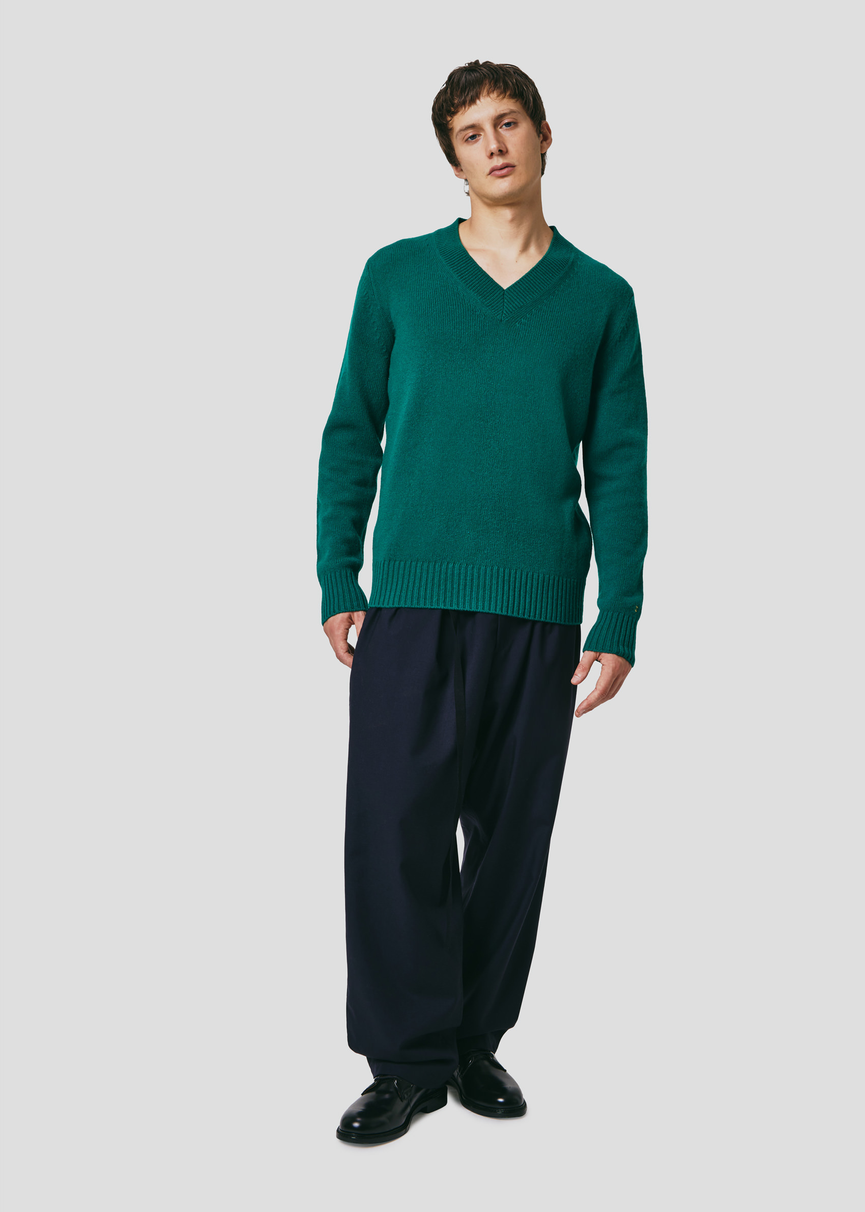 SEVEN GAUGE: MAGLIA SCOLLO A V IN LANA VERDE