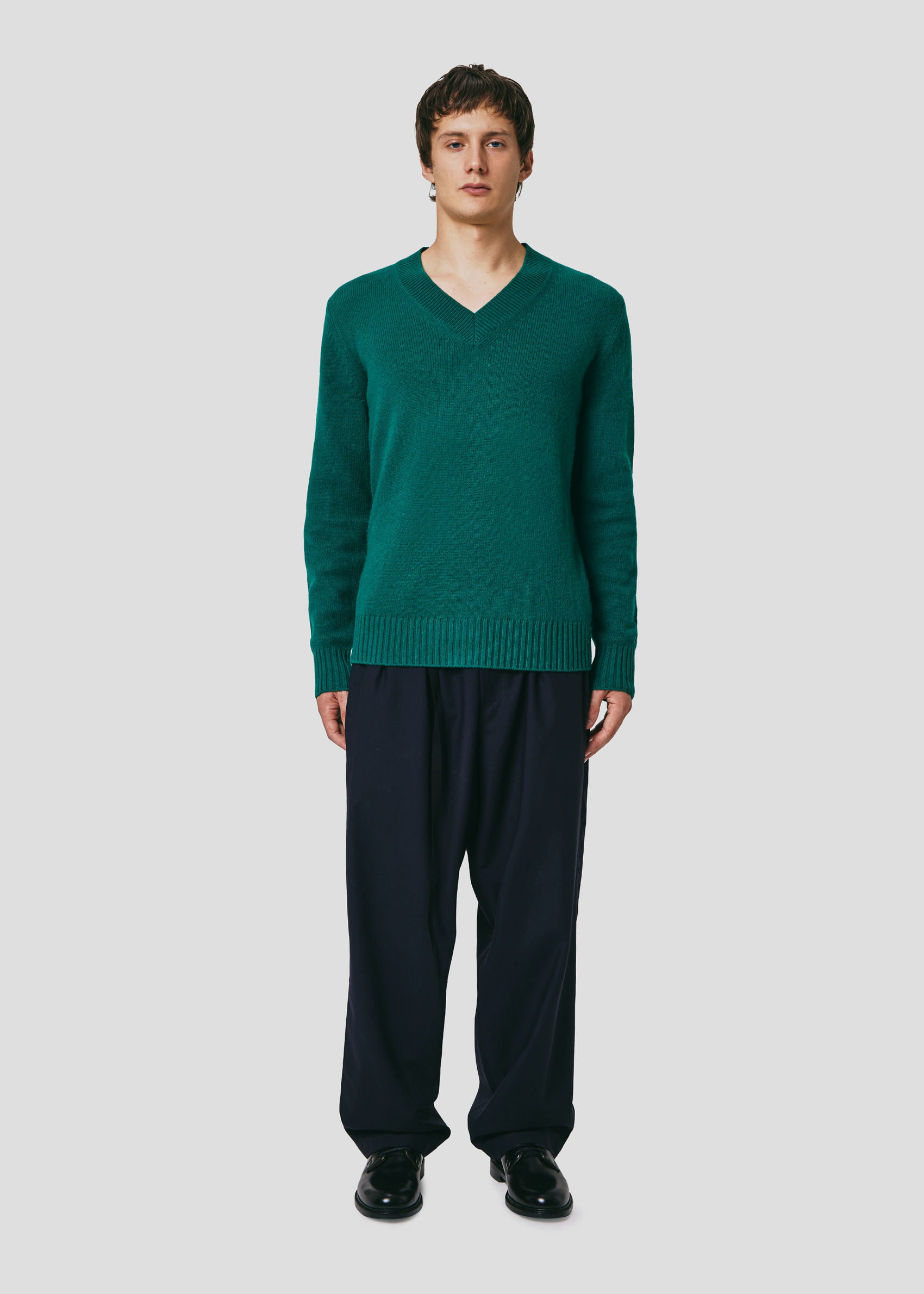 SEVEN GAUGE: MAGLIA SCOLLO A V IN LANA VERDE