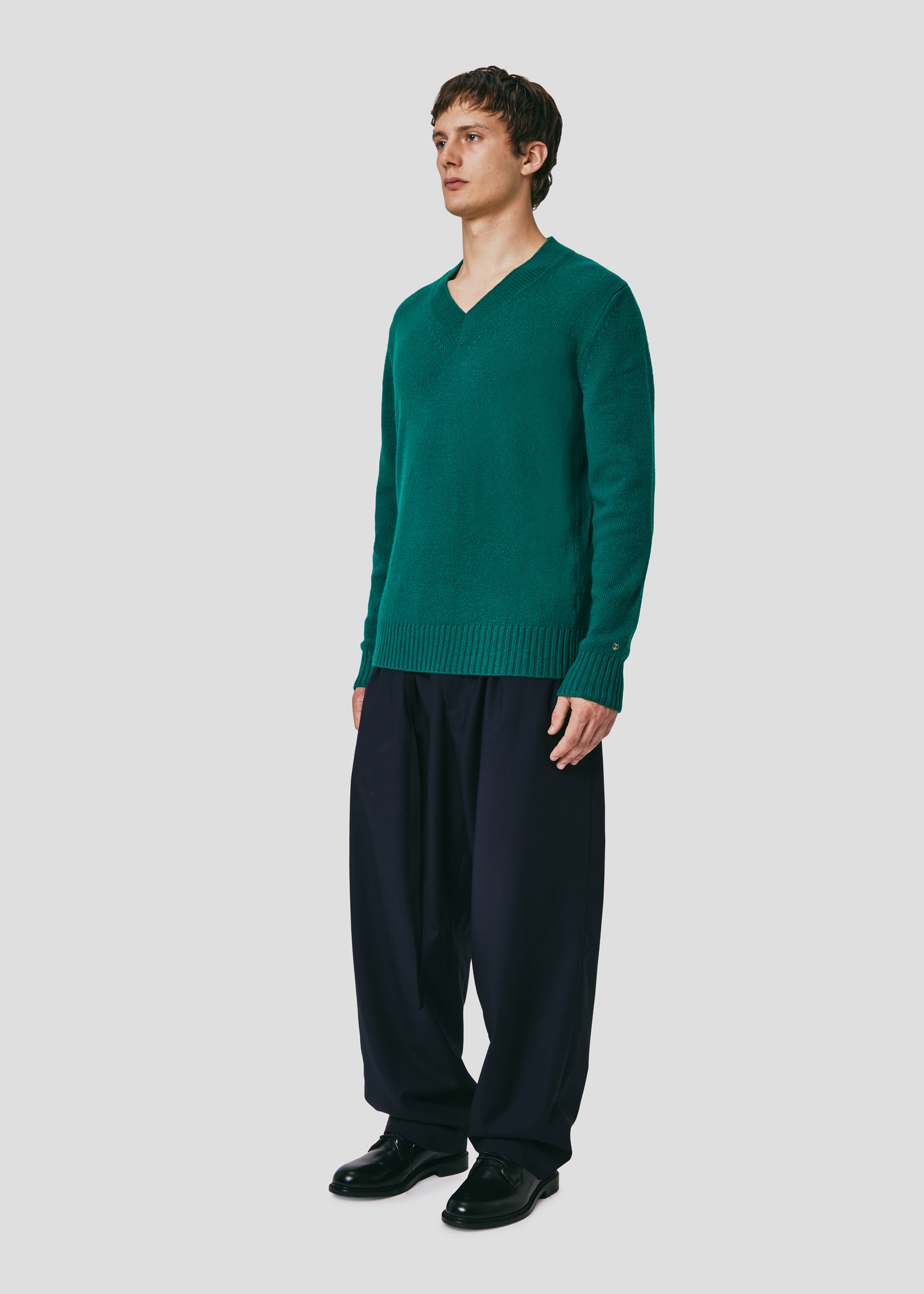 SEVEN GAUGE: MAGLIA SCOLLO A V IN LANA VERDE