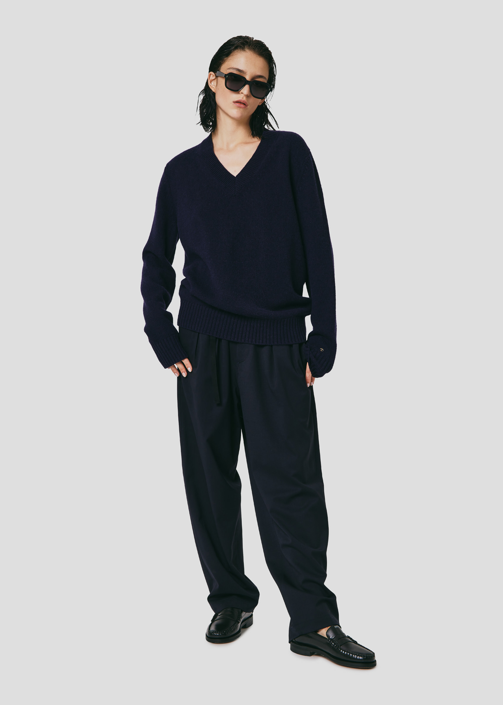 SEVEN GAUGE: V-NECK SWEATER BLUE