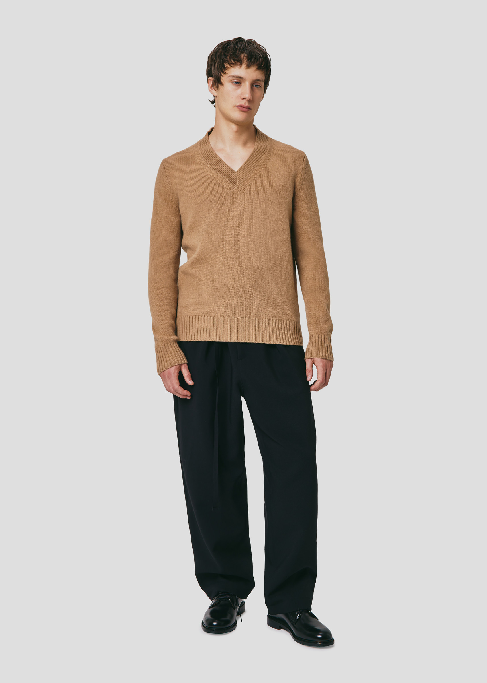 SEVEN GAUGE: MAGLIA SCOLLO A V IN LANA CAMMELLO