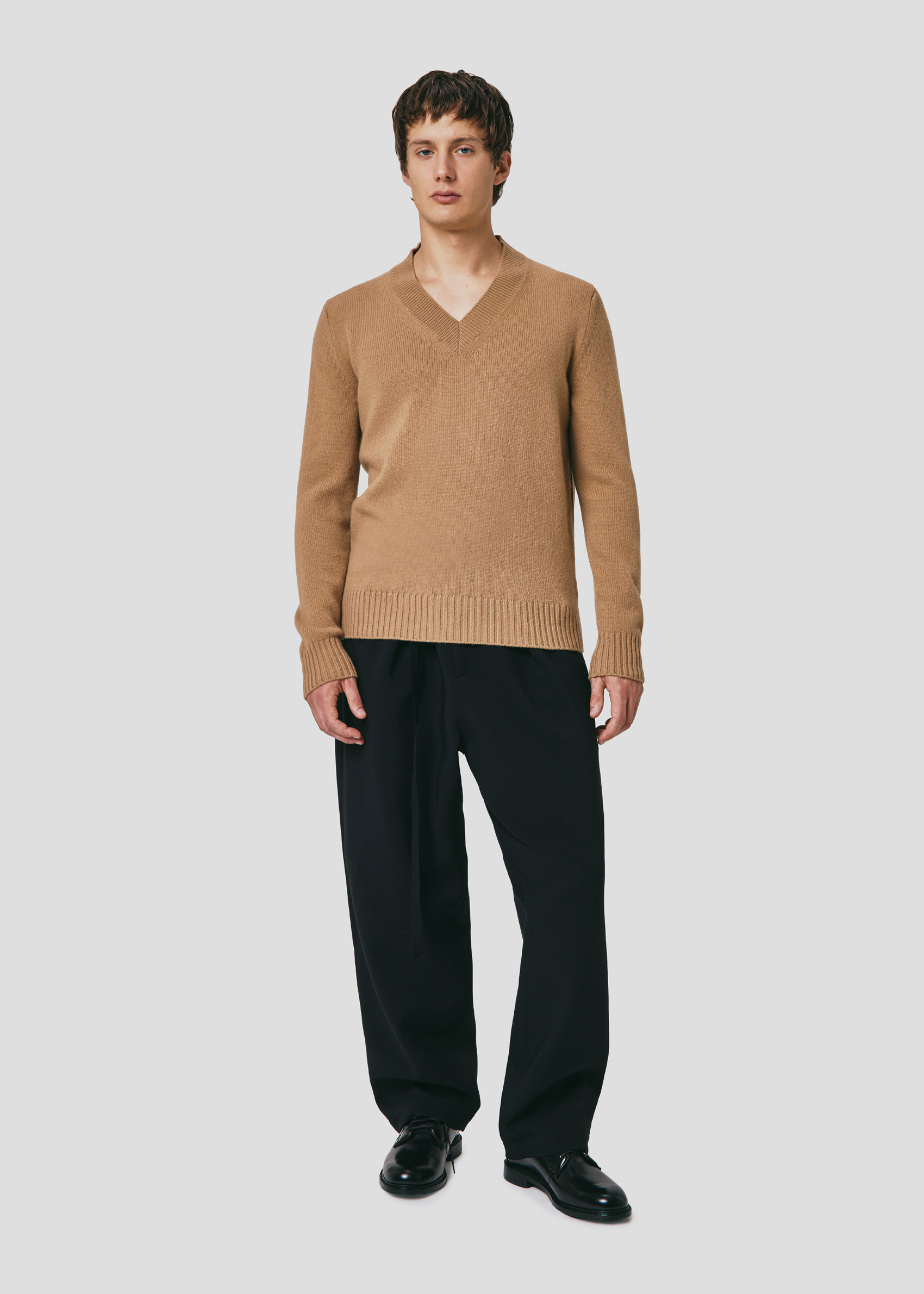 SEVEN GAUGE: MAGLIA SCOLLO A V IN LANA CAMMELLO