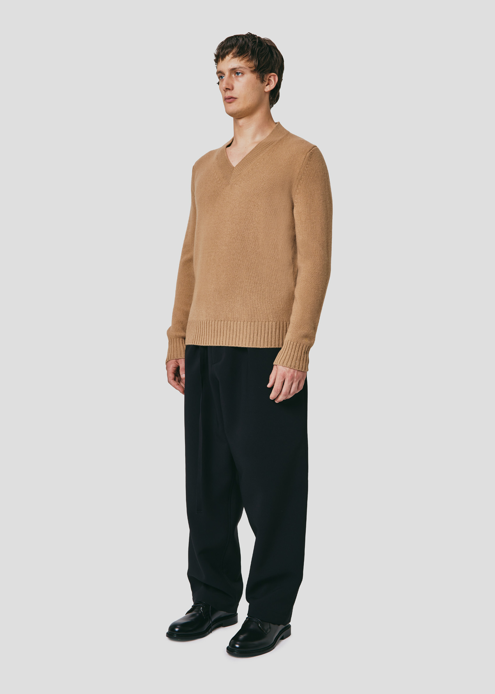 SEVEN GAUGE: MAGLIA SCOLLO A V IN LANA CAMMELLO