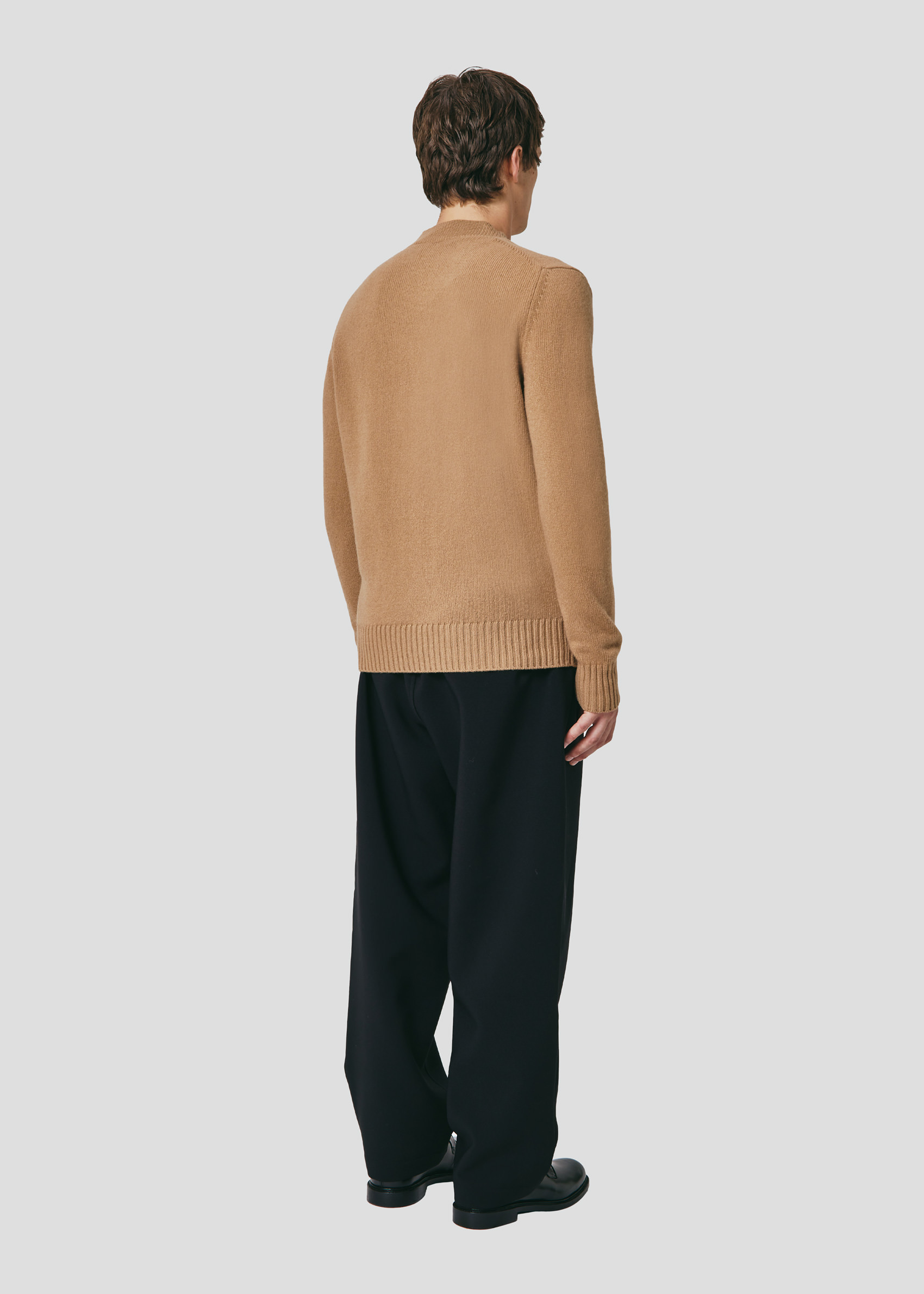 SEVEN GAUGE: MAGLIA SCOLLO A V IN LANA CAMMELLO