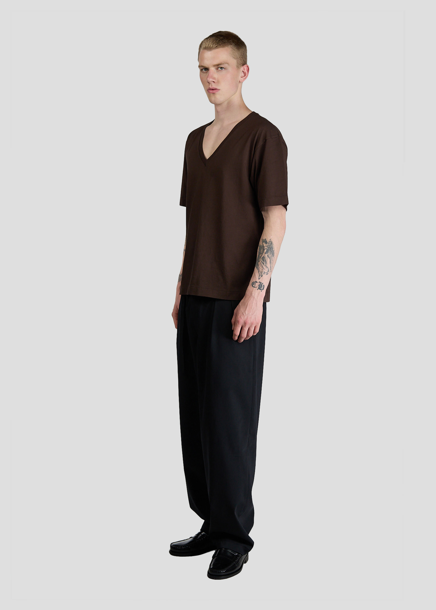SEVEN GAUGE: T-SHIRT SCOLLO A V MANICA CORTA MARRONE