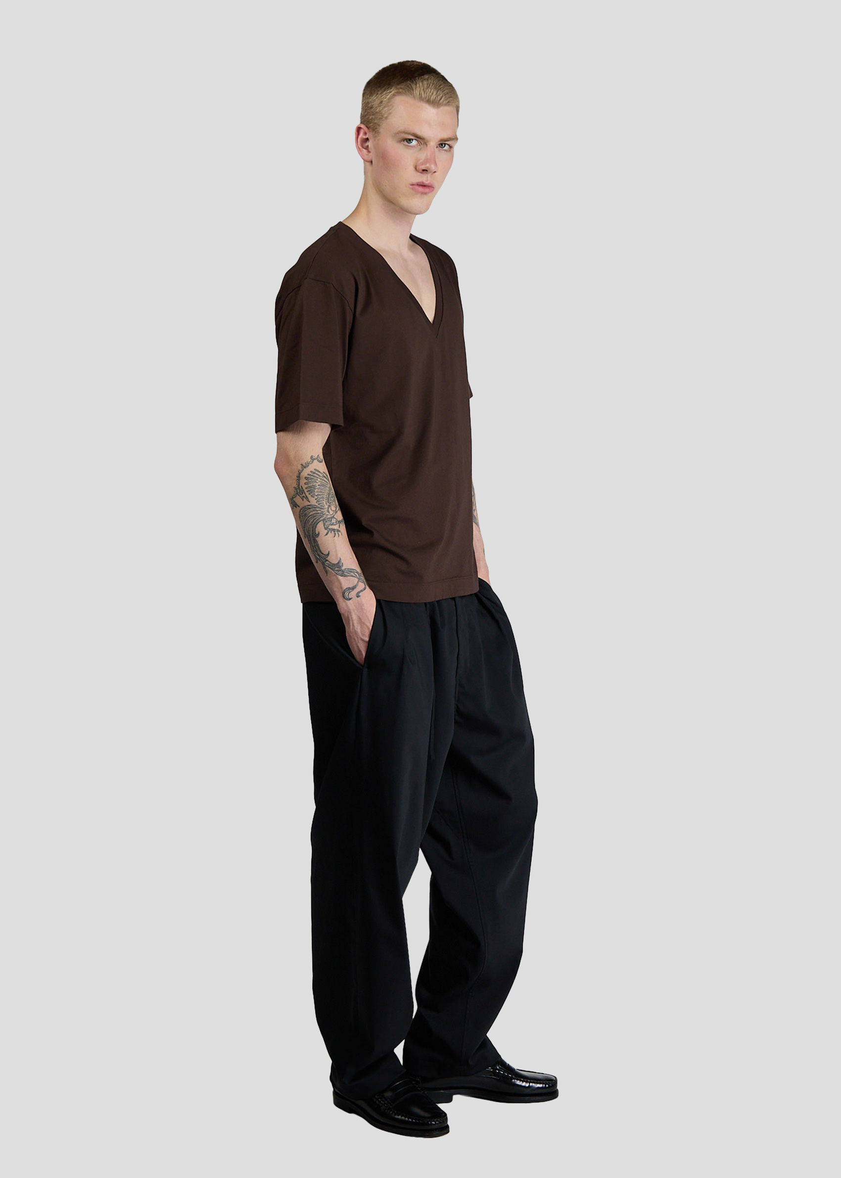 SEVEN GAUGE: T-SHIRT SCOLLO A V MANICA CORTA MARRONE