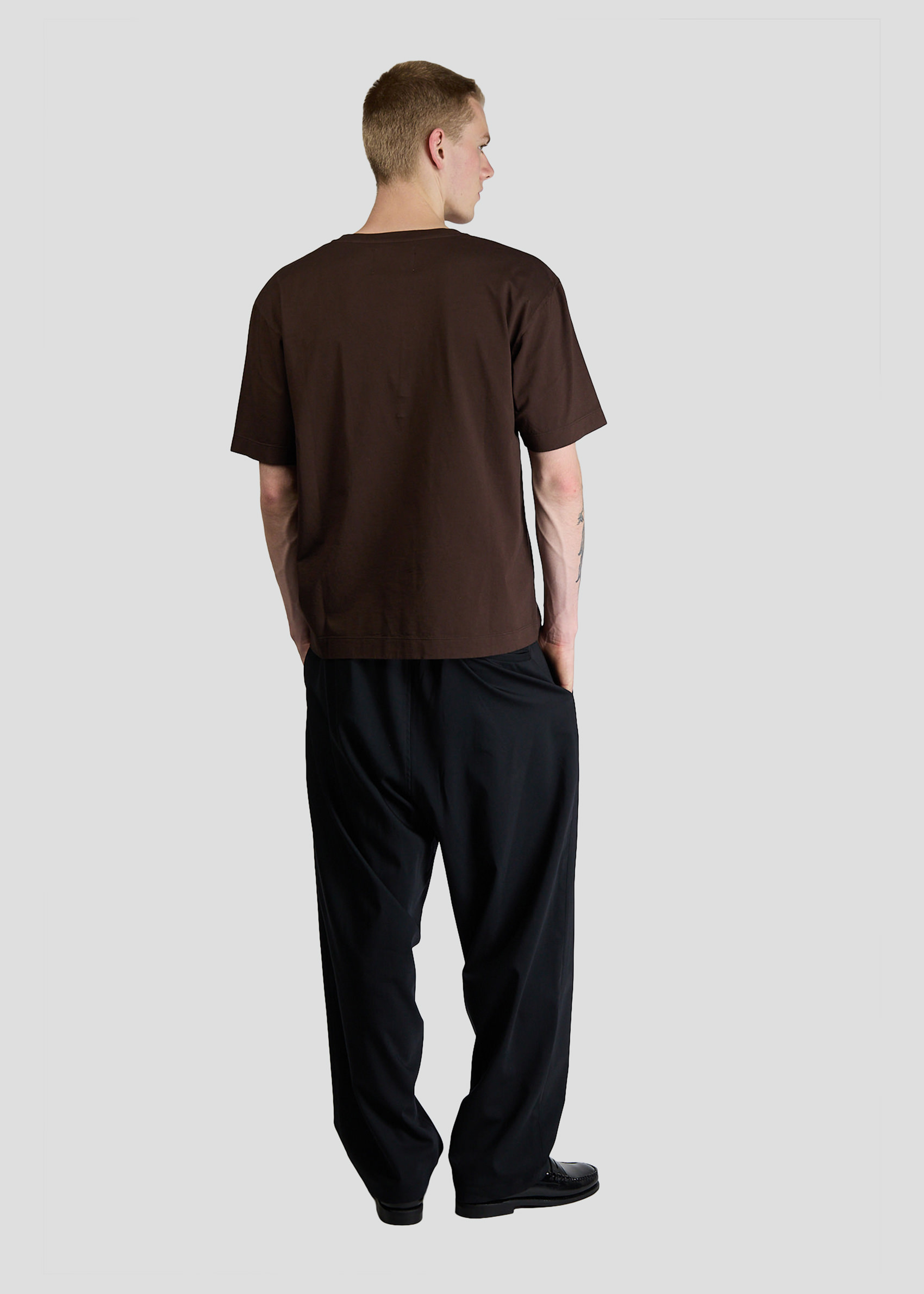 SEVEN GAUGE: T-SHIRT SCOLLO A V MANICA CORTA MARRONE